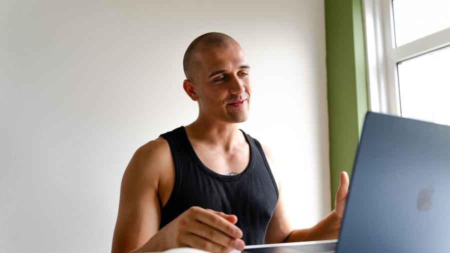 Stef tijdens een online check in van de Groeiweek