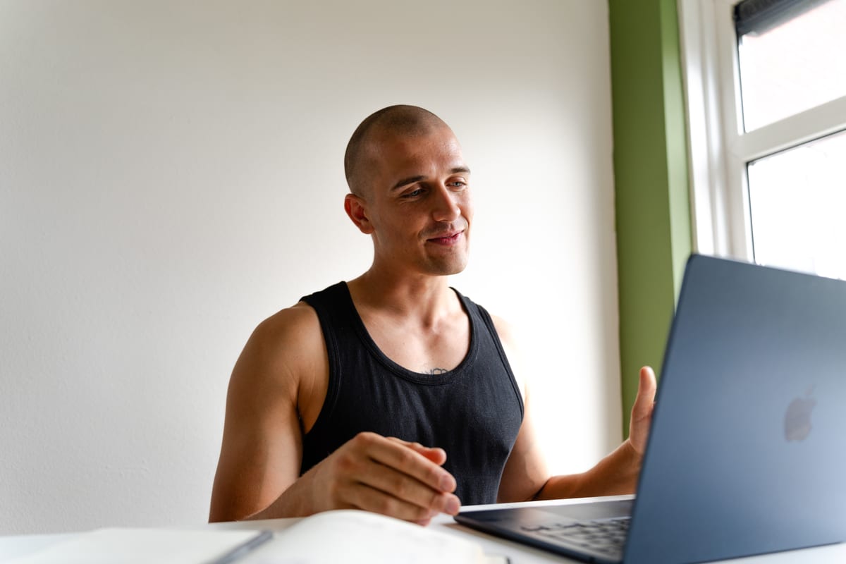 Stef tijdens een online check in van de Groeiweek